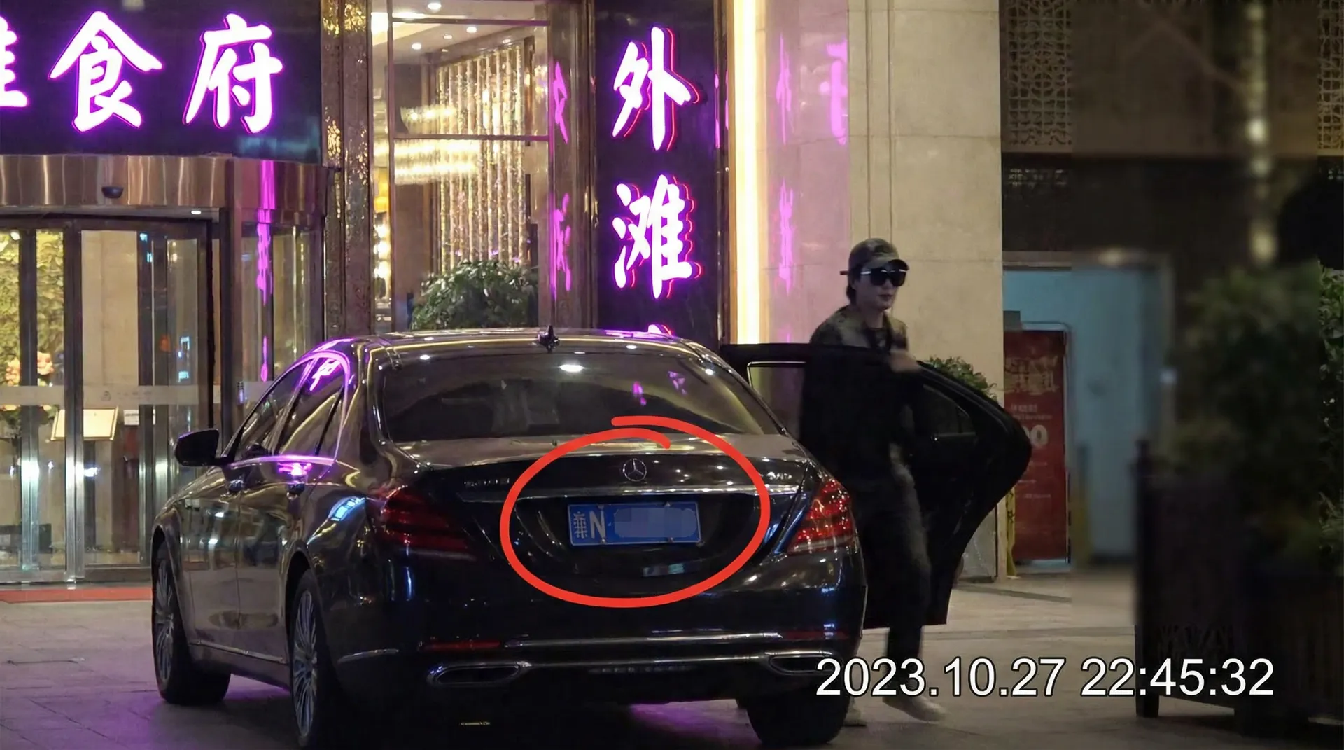 BBIN亚洲官网 - 豪车餐厅外被拍
